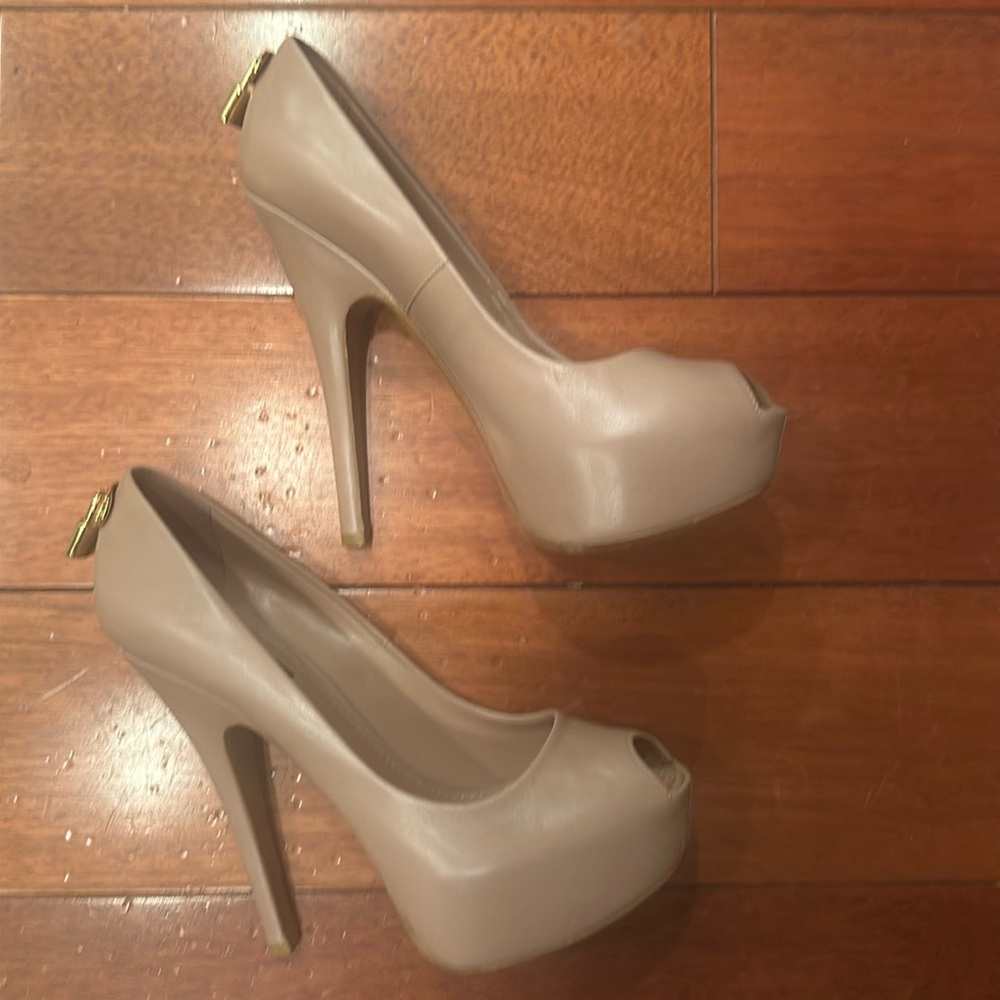 Louis Vuitton size 38 platform peep toe heel
